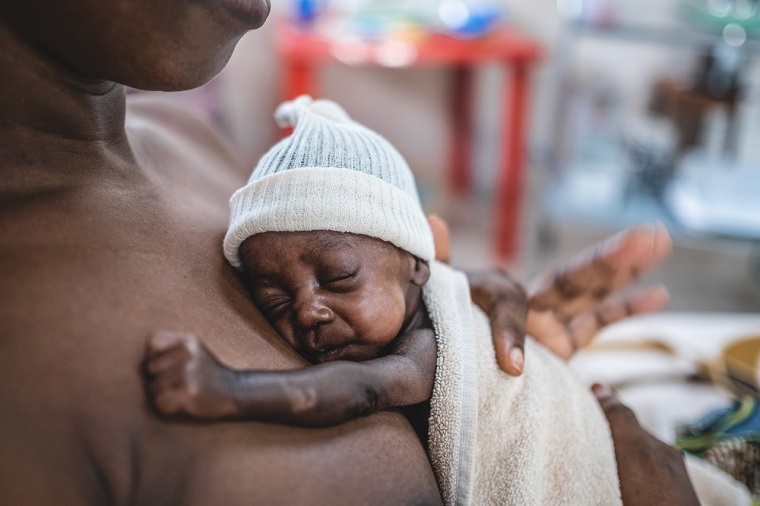 早産で生まれ、MSFが支援する病院の集中治療室で治療を受けた赤ちゃん　© Barbara Debout