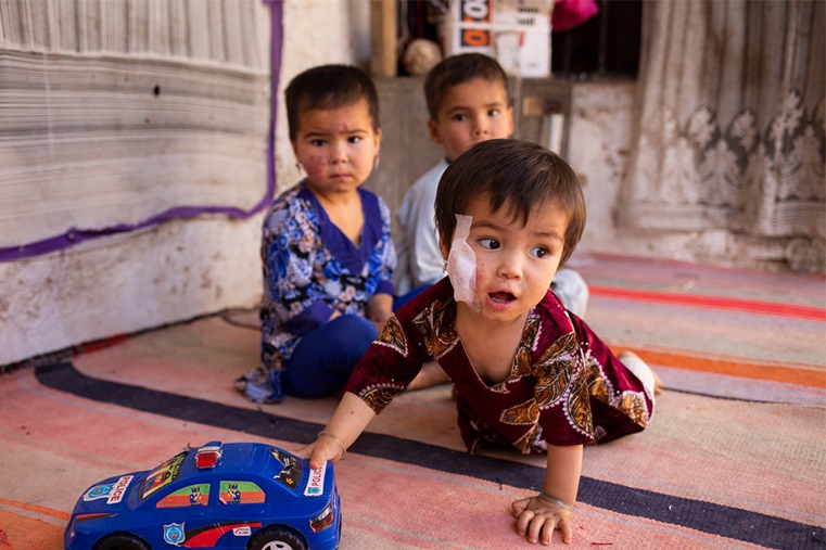 自宅で遊ぶラヒームさんの子どもたち（手前はアミナちゃん）。5人家族のうち3人が感染した　© Saiyna Bashir 