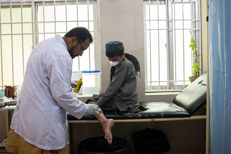 二次感染を防ぐため、イドリースさんの左足の傷の包帯を巻くMSF看護師。治療は28日間続く　© Saiyna Bashir 