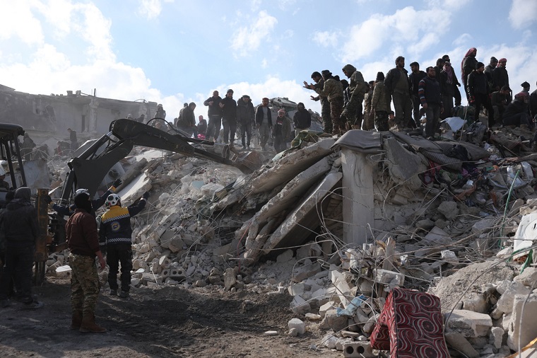 震災により倒壊した建物（シリア北西部イドリブ県）=2023年2月7日　© OMAR HAJ KADOUR