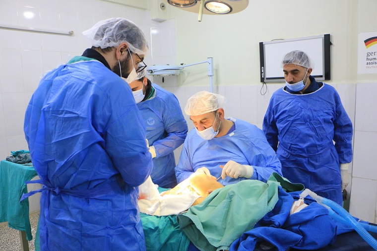 国境なき医師団が機器などを提供したアトメの病院で、患者を手術するシリアの医師たち=2月11日  © Abdul Majeed Al Qareh 