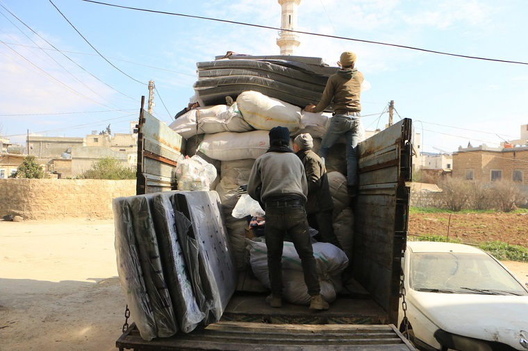 被災者に配布する物資をトラックに積み込むMSFスタッフ=2月11日 © Abdul Majeed Al Qareh 