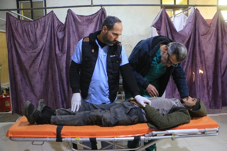 負傷者のケアに当たるサミ・カドゥール医師=2月11日　 © Abdul Majeed Al Qareh 