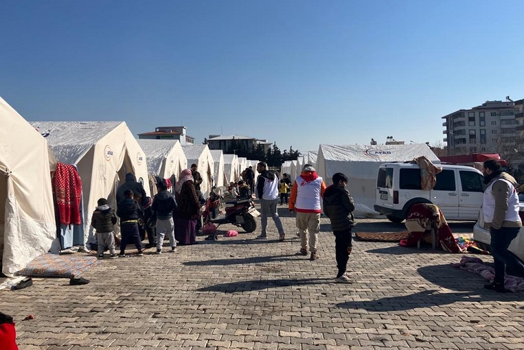 被災した人びとが避難するテントが並ぶ=2月14日　<br> © MSF/Assiya Hamza
