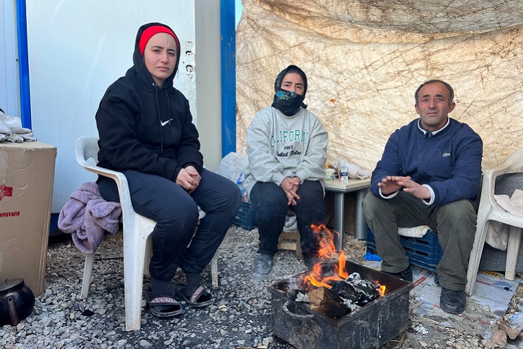 震災からずっとコンテナで過ごしていると話す22歳の学生（写真左）。トルコ南部アドゥヤマンにて=2月15日　© Igor Barbero/MSF