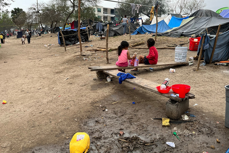 仮設キャンプの片隅で人形遊びをする2人の女の子　Ⓒ MSF