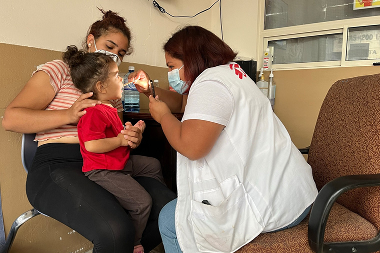 母親に連れられてMSFの移動診療所に来た女の子。過酷な環境で暮らす人に多く見られる、軽い呼吸器系の病気にかかっていた　Ⓒ MSF