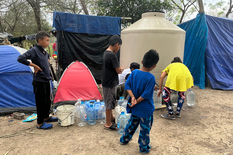 キャンプ内にある唯一の貯水タンクの周りに並ぶ子どもたち　Ⓒ MSF