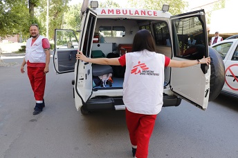 戦闘が激化した地域から別の地域の病院へ<br> 患者を救急車で搬送する活動も行っている<br> =2022年7月 © Natalia Chekotun/MSF