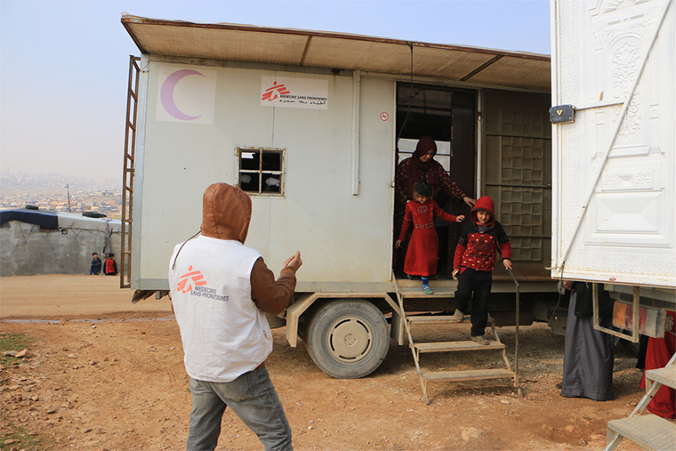 キャンプ内に設置された移動診療所を訪れた患者たち　Ⓒ Abdul Majeed Al Qareh