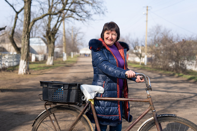 「私の古い自転車は、この戦争ですっかり使い古されてしまいました」と話す、イリーナさん　Ⓒ Laurel Chor