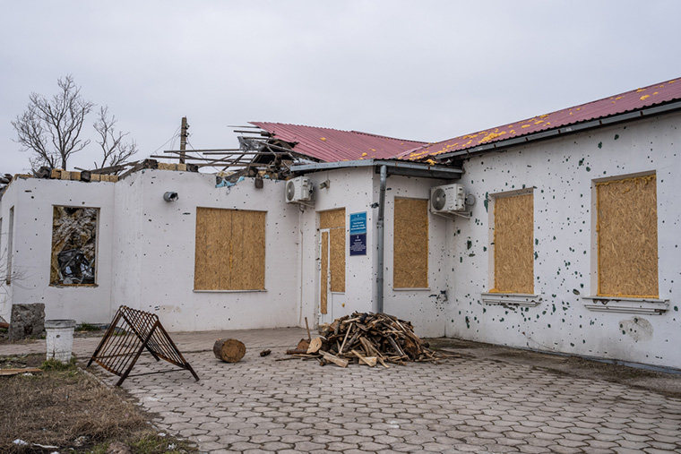 砲撃により損傷したヘルソン州ポサド＝ポクロウシケ村の外来診療所　Ⓒ Laurel Chor