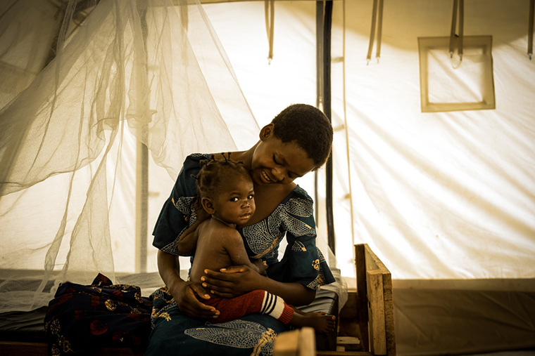 はしかとマラリアの治療を受けたルイーズさんの娘。1週間の入院で回復し、自宅に帰れるようになった　Ⓒ Michel Lunanga/MSF