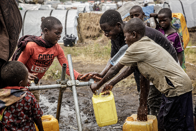 ブレンゴ国内避難民キャンプの7つの給水所で清潔な水を提供<br> Ⓒ Michel Lunanga/MSF