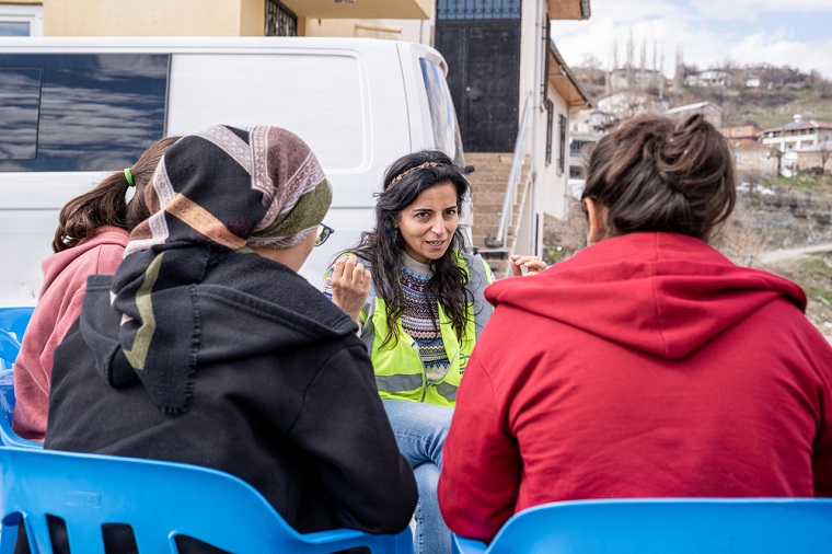 被災した人びとの心のケアに当たる現地団体の心理療法士　© Mariana Abdalla/MSF