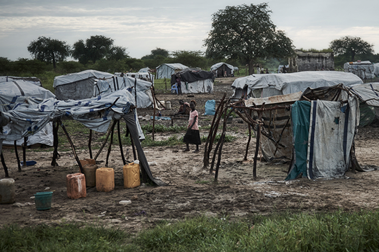 戦闘を逃れた人びとが暮らす南スーダン北部、アビエイ町の避難民キャンプ＝2022年8月　© Christina Simons