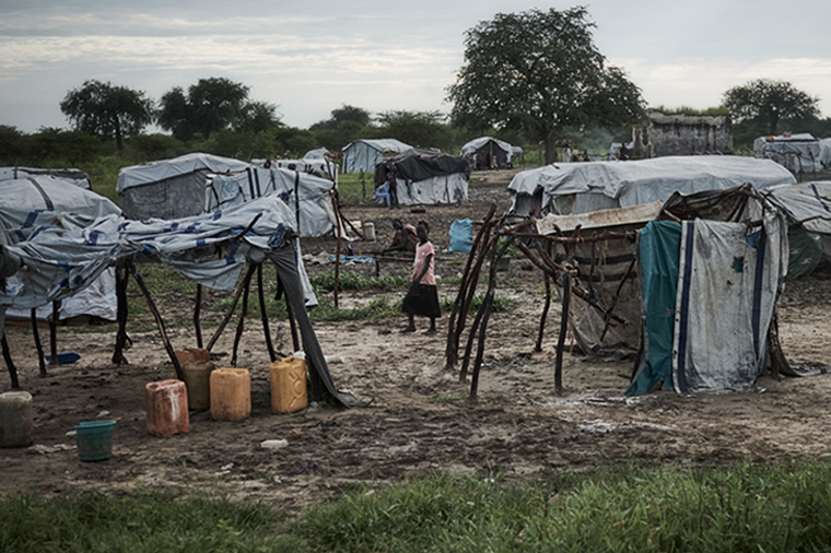 戦闘を逃れた人びとが暮らす南スーダン北部、アビエイ町の避難民キャンプ=2022年8月 © Christina Simons