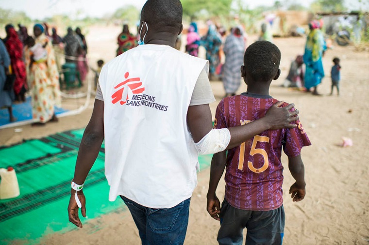 戦闘から逃れ、スーダンの西隣のチャドに人びとが避難している=5月2日　© Colin Delfosse