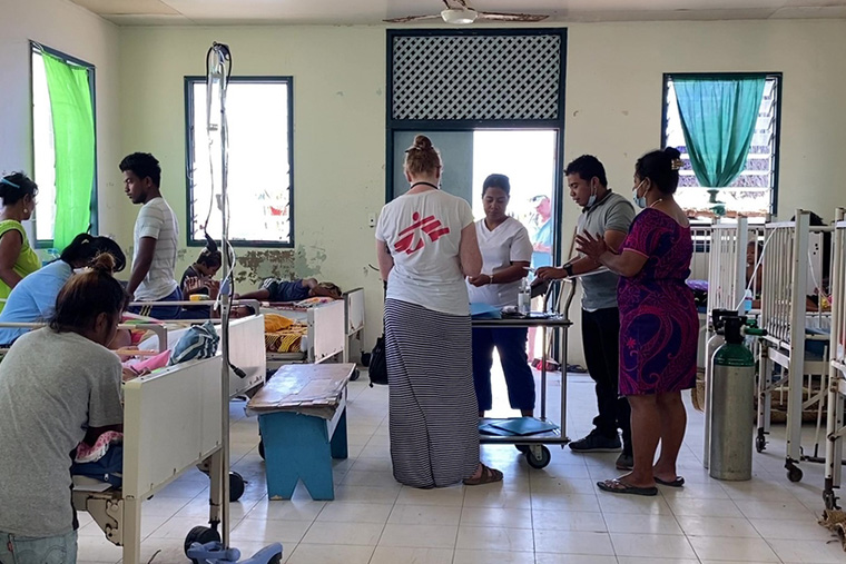 南タラワのトゥンガル中央病院の小児科病棟で、キリバス保健省の同僚と共に活動を行う　Ⓒ MSF/Nicolette Jackson