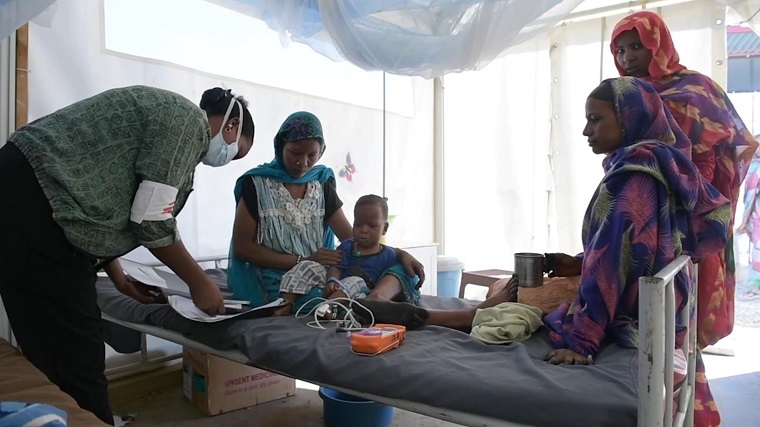 近隣国からスーダンに避難してきた人びとへの医療援助　© MSF