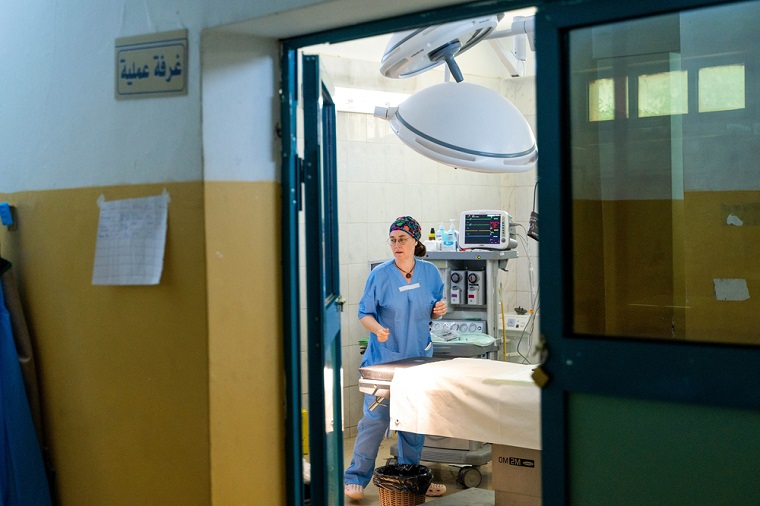不安定な状況のもと手術の準備を進める医師　 © MSF/Ala Kheir 