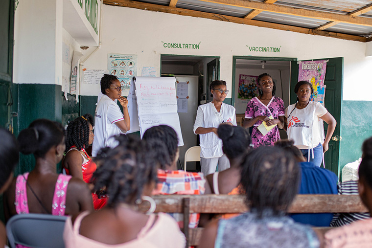 レンデル村で健康教育活動を行うMSFのスタッフ　© MSF/Alexandre Marcou 