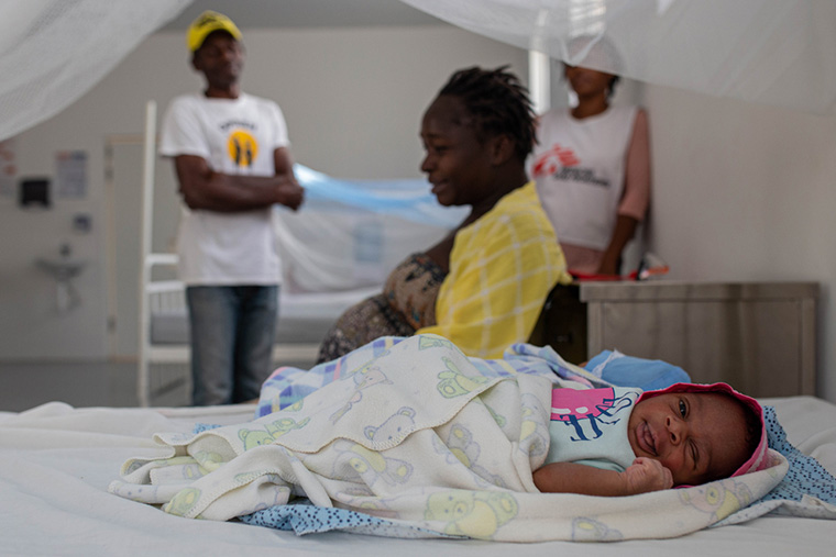MSFの支援する医療施設で赤ちゃんを出産した母親 © MSF/Alexandre Marco