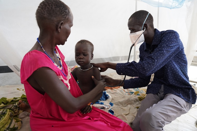 MSFが運営する病院の隔離病棟で治療を受けるイーエンくん © Nasir Ghafoor/MSF