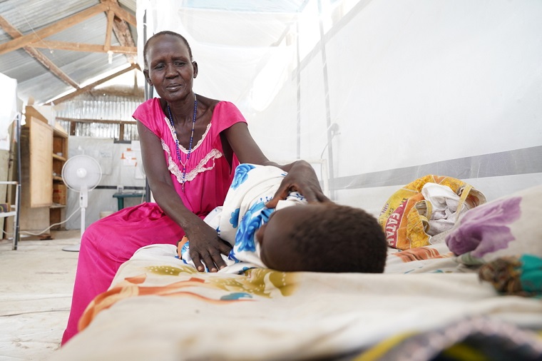 はしかにかかった孫に寄り添うニャンドゥットさん © Nasir Ghafoor/MSF