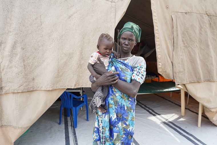 病院での治療を終えて退院するニャールちゃんと母親  © Nasir Ghafoor/MSF