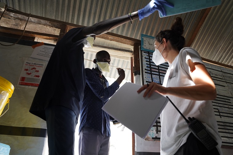 はしか治療に関する議論を交わすMSFスタッフたち © Nasir Ghafoor/MSF