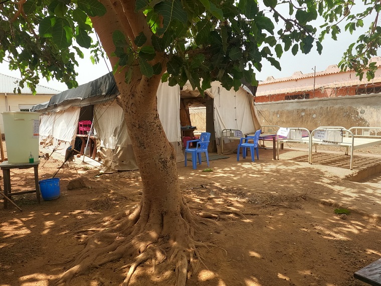 テント式の施設ではしかの治療を行っている（アウェイル）  © Paul Odongo/MSF 