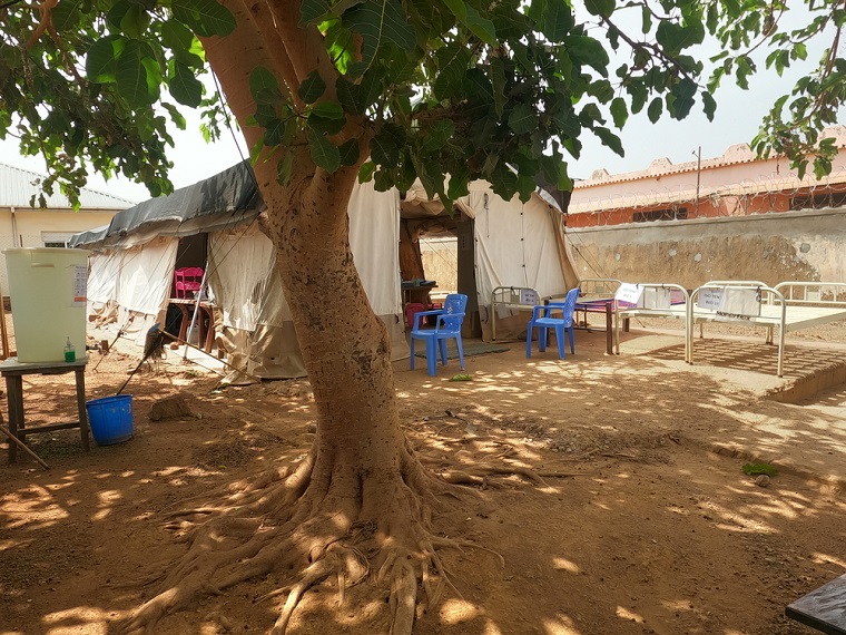 テント式の施設ではしかの治療を行っている(アウェイル) © Paul Odongo/MSF