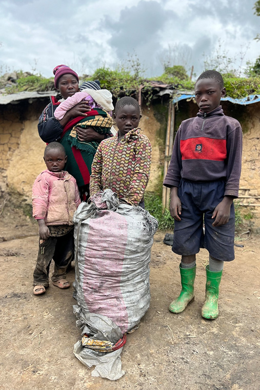 レーマさんと4人の子どもたち © Igor Barbero/MSF