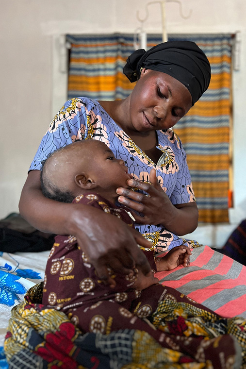 わが子を抱き抱えるジョセフィーヌさん © Igor Barbero/MSF