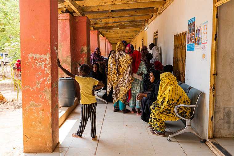 約50人の患者が診療を希望して訪れる Ⓒ Ala Kheir/MSF