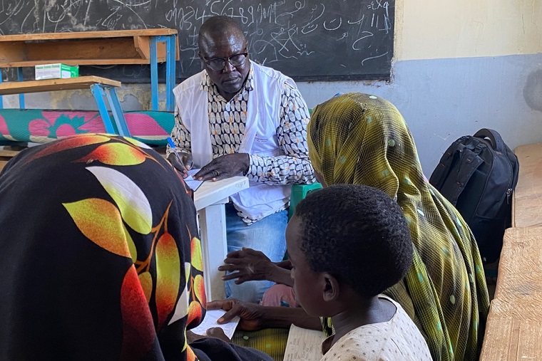 移動診療の施設でスーダンからの難民のケアに当たるMSFスタッフ © Johnny Vianney Bissakonou/MSF