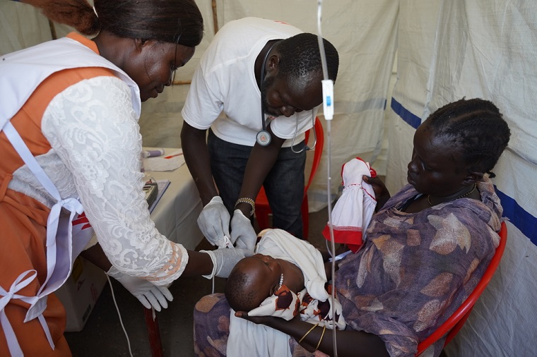 南スーダン・レンクの移動診療所で、重度の脱水症状を伴う下痢に苦しむ生後3カ月の子どもを診察＝2023年6月7日　© Nasir Ghafoor/MSF