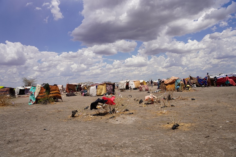 南スーダンへ避難した人びと。食料、避難所、衛生設備などはごく限られている＝2023年6月7日　© Nasir Ghafoor/MSF
