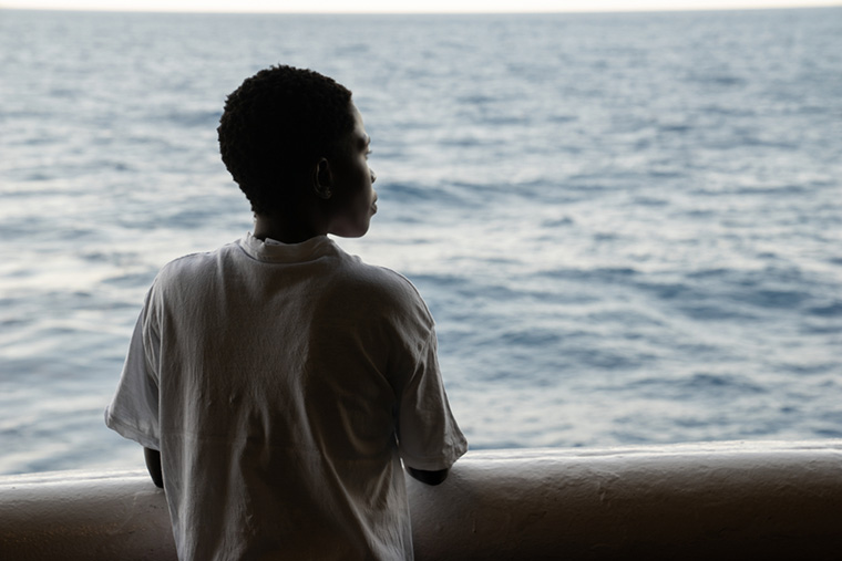 地中海を見つめるアミナさん　© Sonsoles Galindo/MSF 