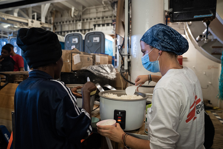 船内で料理を作るアミナさん　© Sonsoles Galindo/MSF 