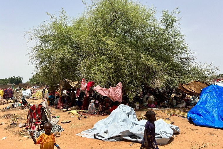 マルジャン高校周辺で避難している子どもたち　 © MSF/Mohammad Ghannam