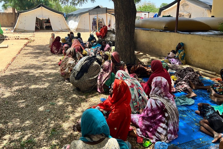 病院の前では多くの難民が診察を待っている © MSF/Mohammad Ghannam