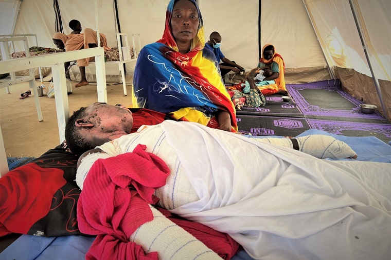 やけどの治療を受けるアフマドさんとその母親 © MSF/Mohammad Ghannam