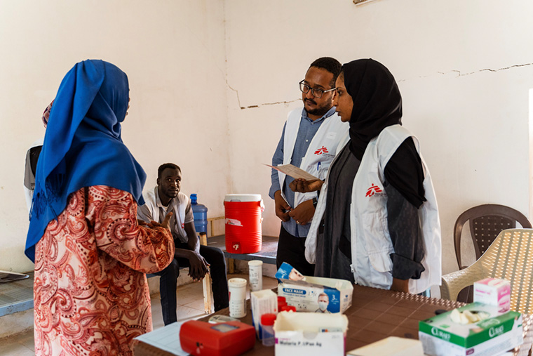 ジャジーラ州の州都ワドメダニでは、保健省と連携し移動診療を運営　Ⓒ Ala Kheir/MSF
