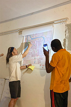 避難していた宿舎の地下室で。状況を分析し、スタッフと情報共有を行った（写真左：落合）＝2023年4月22日　Ⓒ MSF