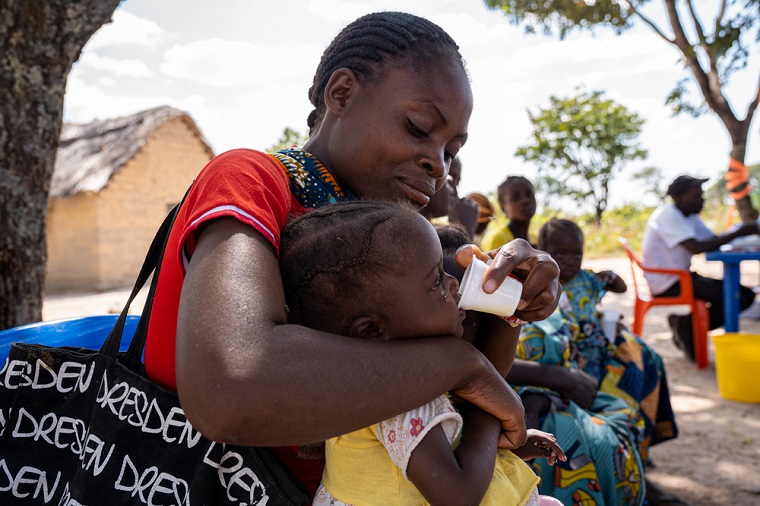 フロレンサちゃんを抱き抱える母のルシアナさん © Mariana Abdalla/MSF