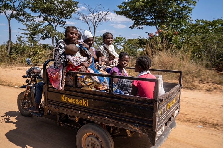 患者たちを搬送する三輪自動車 © Mariana Abdalla/MSF