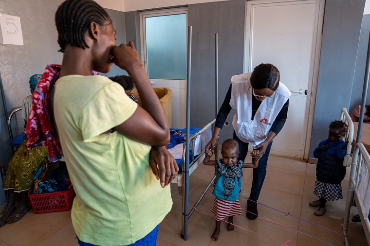 回復しつつあるホーザちゃんを母が見守る © Mariana Abdalla/MSF