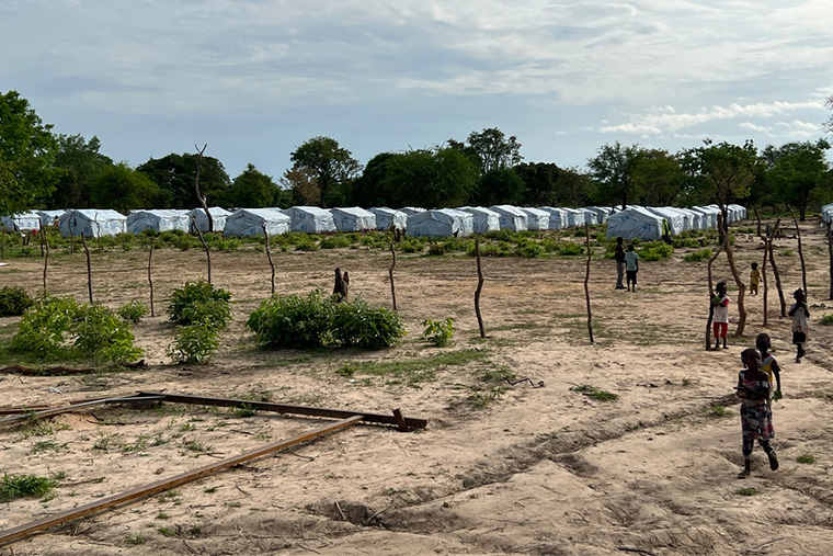 ビラオ市内の難民用テント　© MSF/Vivien Ngalangou 